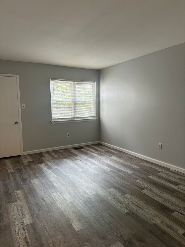 Building Photo - Great Berkshire Estates Condo HEAT INCLUDED