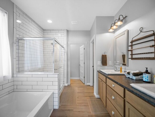Building Photo - Fully Furnished Luxury 3-Bed, 2-Bath Home ...