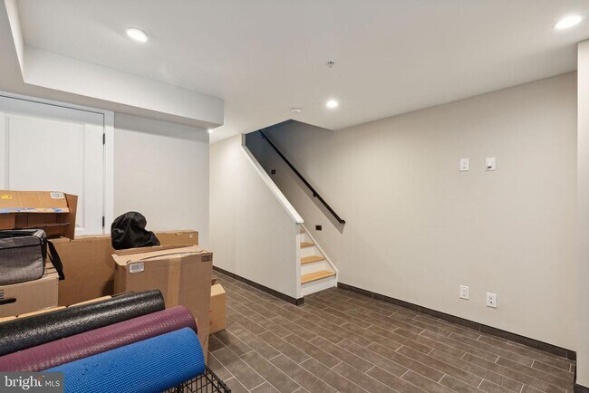 Building Photo - 1510 N Hollywood St