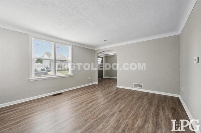 Building Photo - 928 W Gramercy Ave