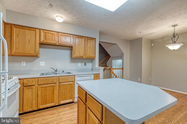Building Photo - 27 Silver Birch Ct