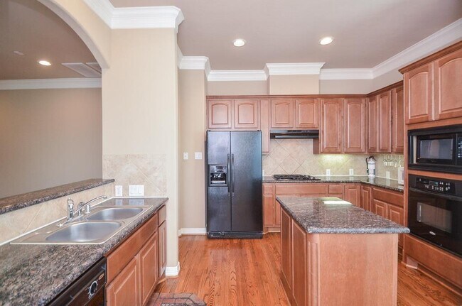 Building Photo - 3042 Royal Oaks Crest