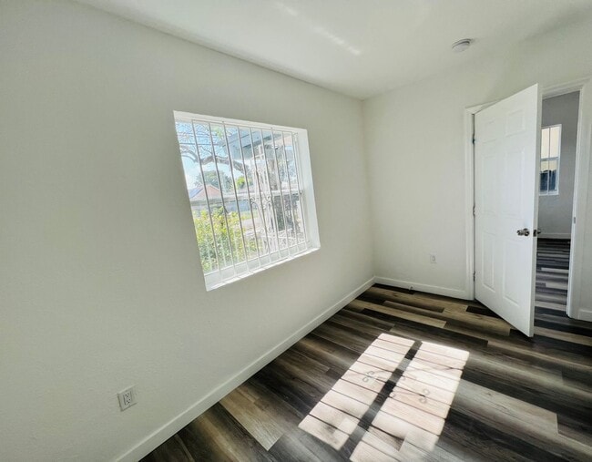 Building Photo - Fabulous Renovation! Gorgeous Three Bedroom and One Bath Home!