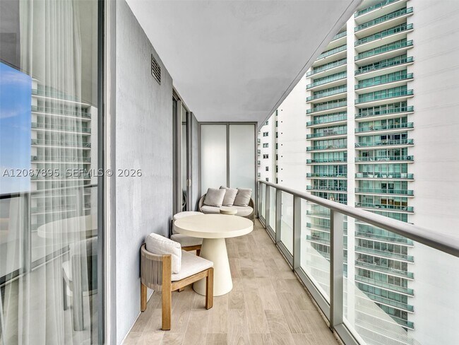 Building Photo - 1300 Brickell Bay Dr