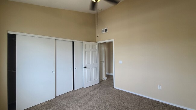 Building Photo - Upstairs 3 Bedroom condo