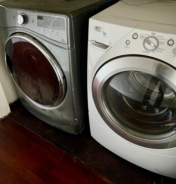 washer dryer - 25040 Lake Fenwick Rd