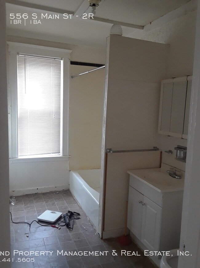 Building Photo - 556 S Main St