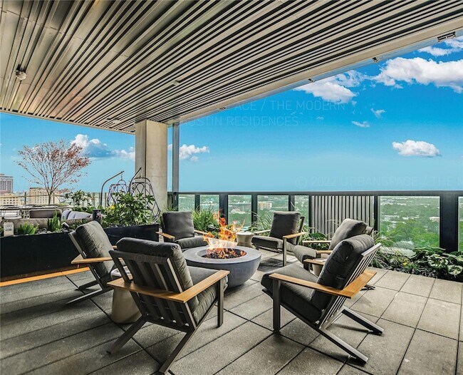 Building Photo - 610 Davis St