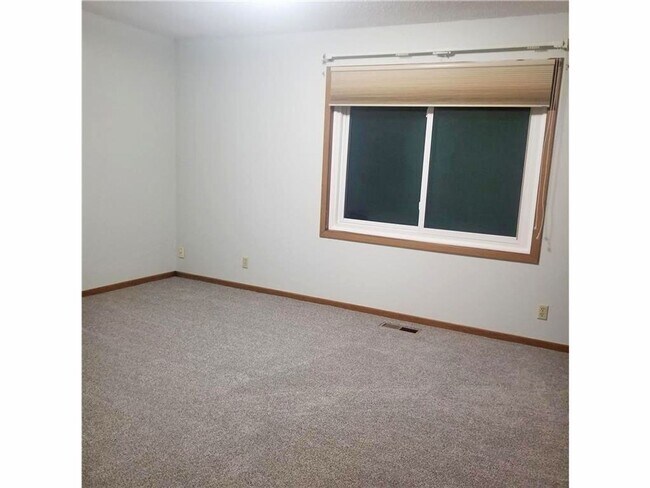 Building Photo - Awesome golden valley townhouse with 2 beds and 2.5 baths available 6/1/2024!