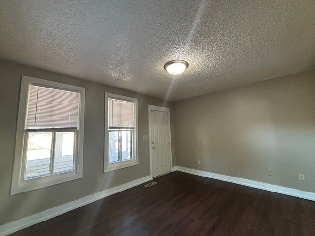 Building Photo - Great 2 bedroom plus den in a two-level ho...