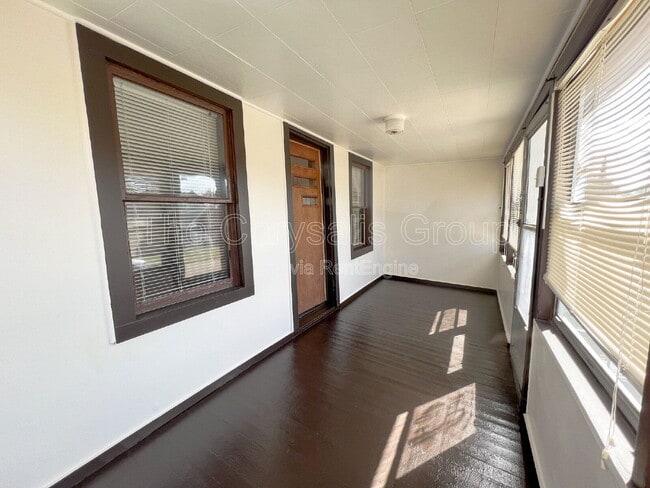 Building Photo - 230 Creve Coeur St