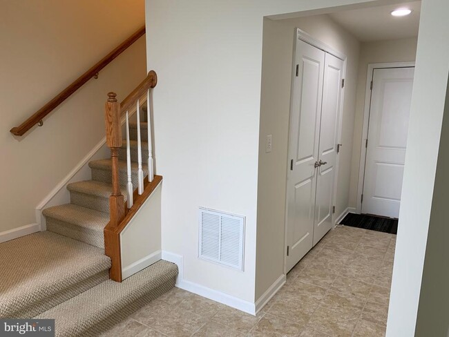 Building Photo - 9022 Randolph Cir