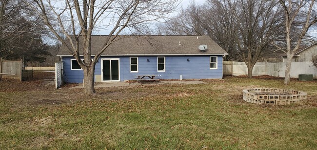 Building Photo - 3 bd, 2 ba house, NE Columbia off of Hwy P...