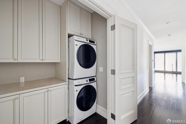 Building Photo - 2336 Broadway