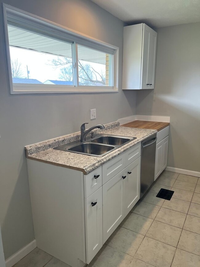 Building Photo - Spacious and recently renovated 4 bedroom