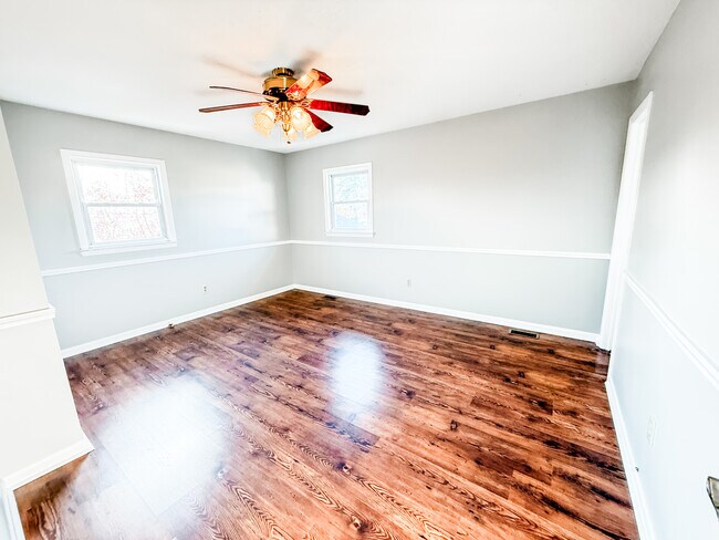 Building Photo - 208 Green Acres Dr