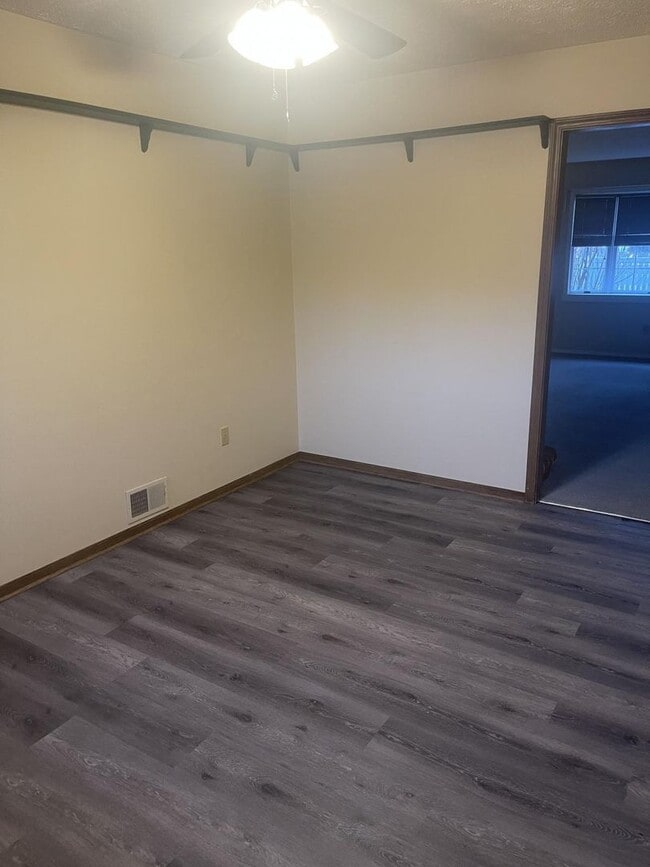 Building Photo - 1376 Red Tail Hawk Dr