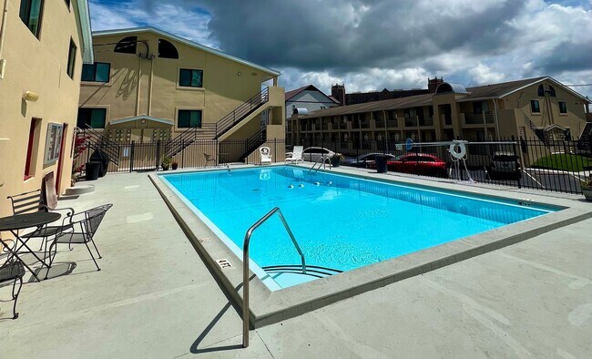 Building Photo - 1/1 PARTLY FURNISHED CONDO UNIT AVAILABLE FALL 2026