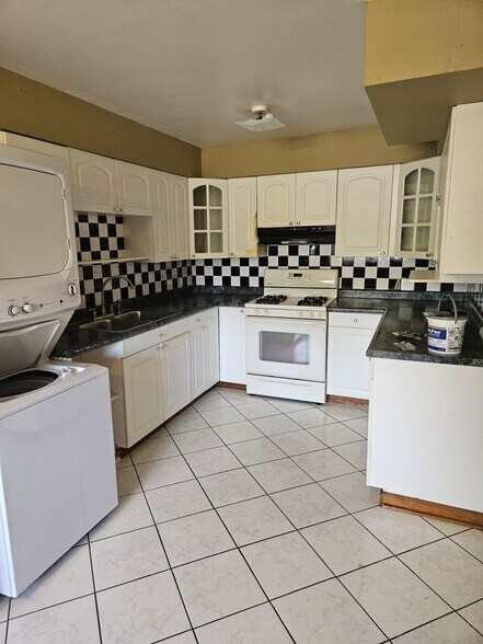 Specious kitchen - 746 Dempster St