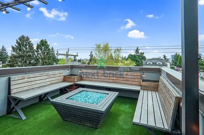 Building Photo - 2 BED & 1.5 BATH TOWNHOME FOR RENT