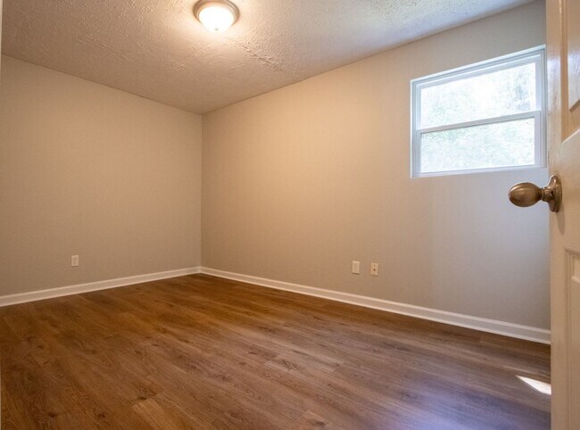 Building Photo - Rustwood