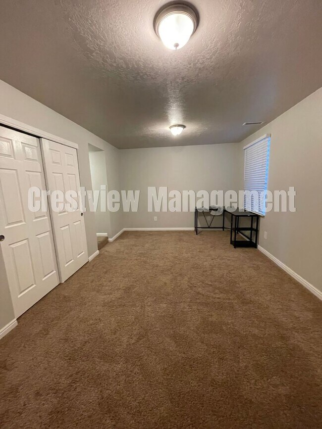 Building Photo - Charming 3-Bedroom Townhome with Garage in Sandy - Get $300 off First Month's Rent!