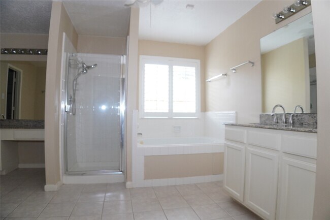 Building Photo - 13714 Pear Woods Ct