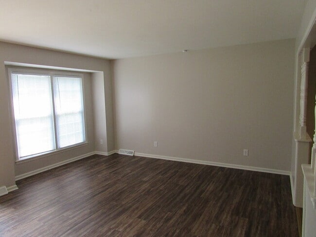 Building Photo - Updated Duplex in Pleasant Valley!