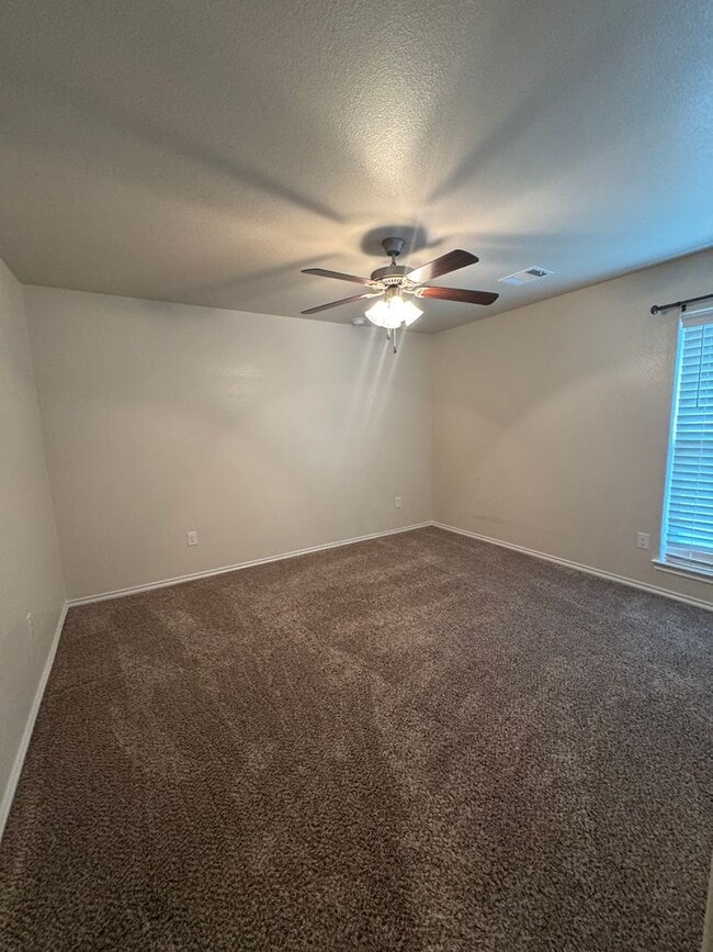Building Photo - Located in Heritage Hills!!! 3/2/2 Fabulou...