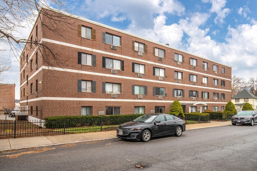 Building Photo - 35 Glencoe St