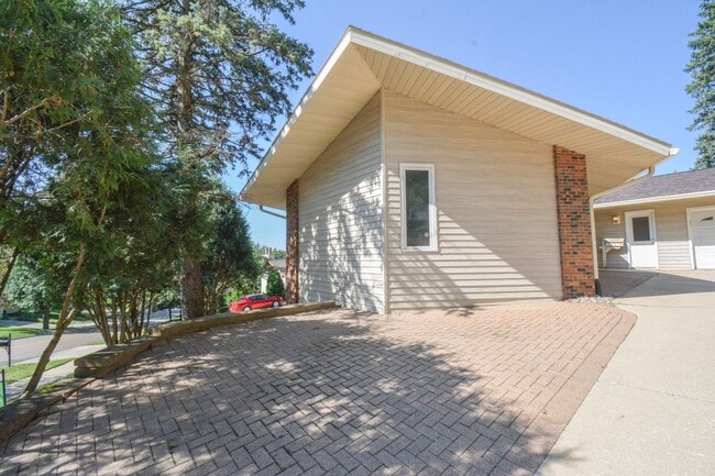 Building Photo - 6 Bed, 3.5 Bath Home for Rent – Retro Char...