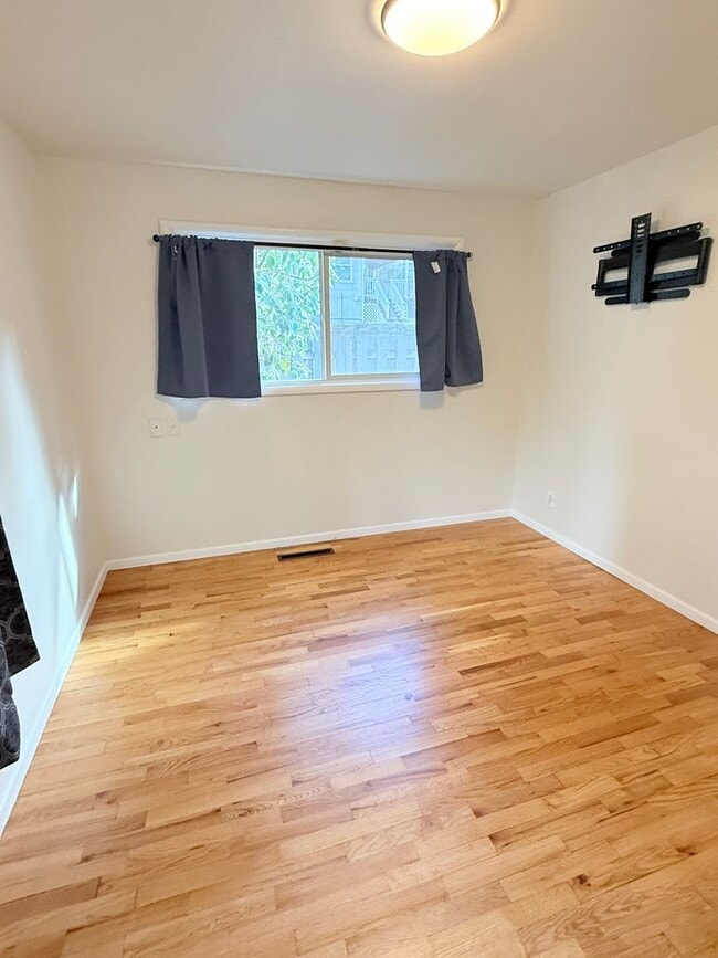 Building Photo - Rambler on corner lot in convenient Bremerton location!