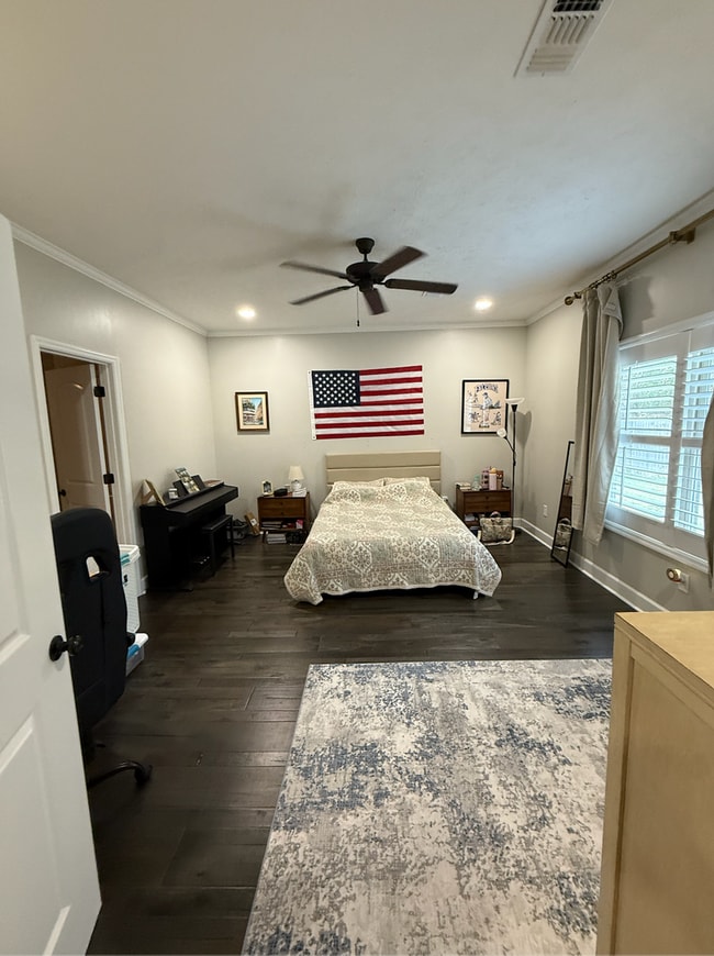 Building Photo - Beautifully Designed Home with Luxury Feat...