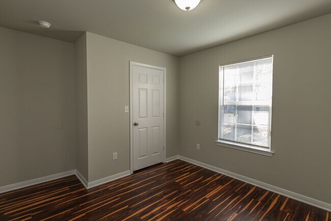 Building Photo - 2 bed, 1 bath in great location - move in ready!