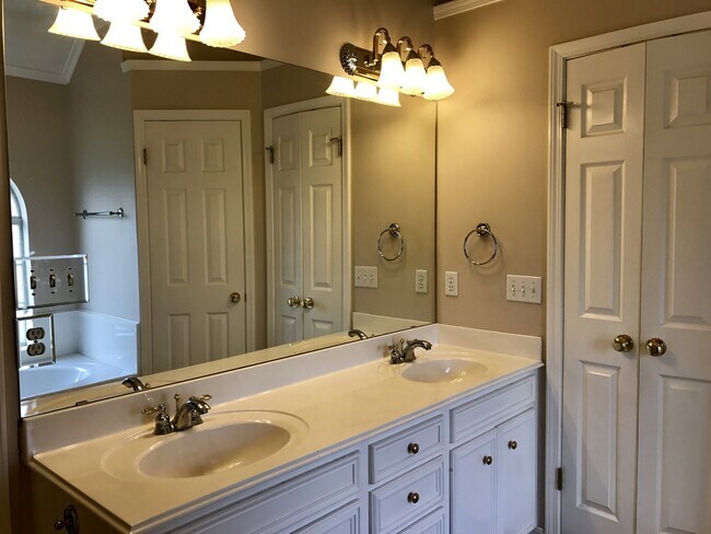 Building Photo - Beautiful home in Golden Meadows