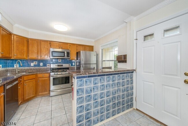 Building Photo - 603 Porter Way W