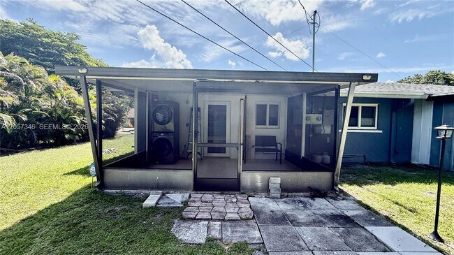 Building Photo - 320 Holloway Dr