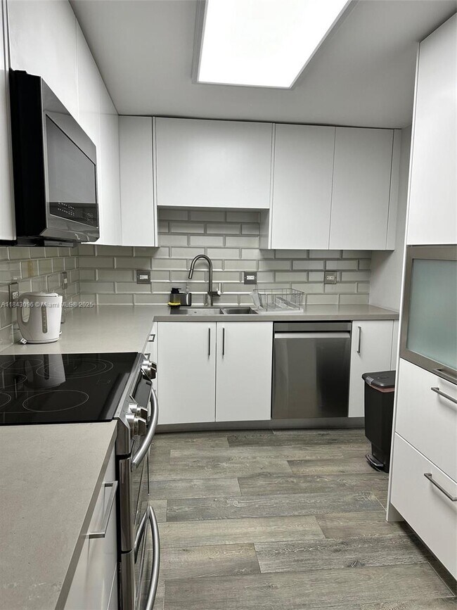 Building Photo - 6039 Collins Ave