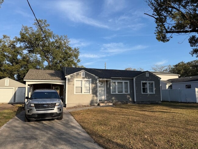 Building Photo - 831 Floral Dr