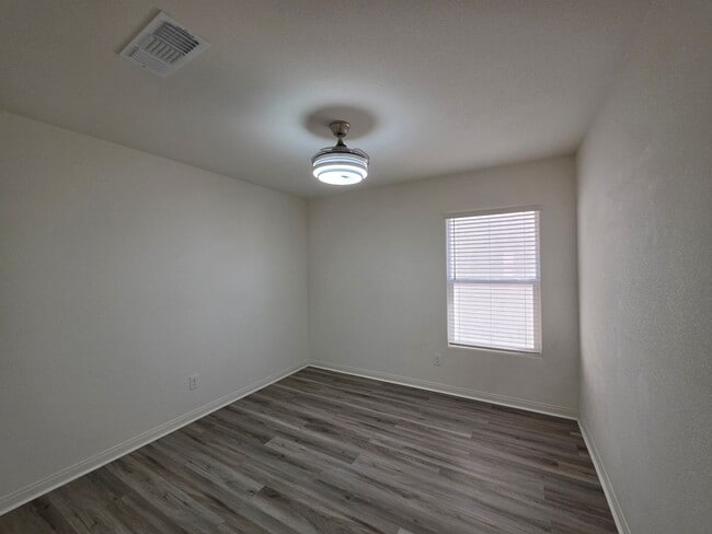 Building Photo - Newer 3 Bedroom Single Story Home in Gated Community