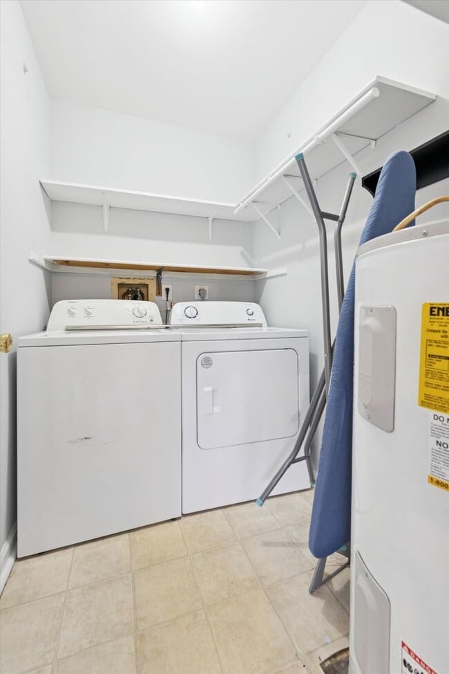 Building Photo - Available Now – Beautifully Updated 3 Bedr...