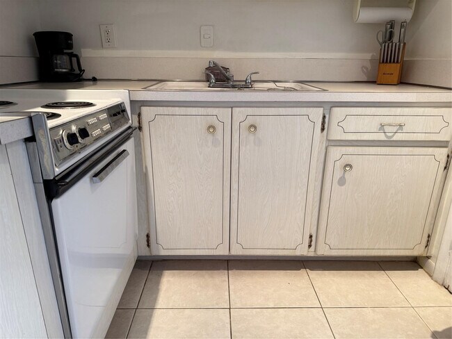 Building Photo - 412 S Cypress Rd