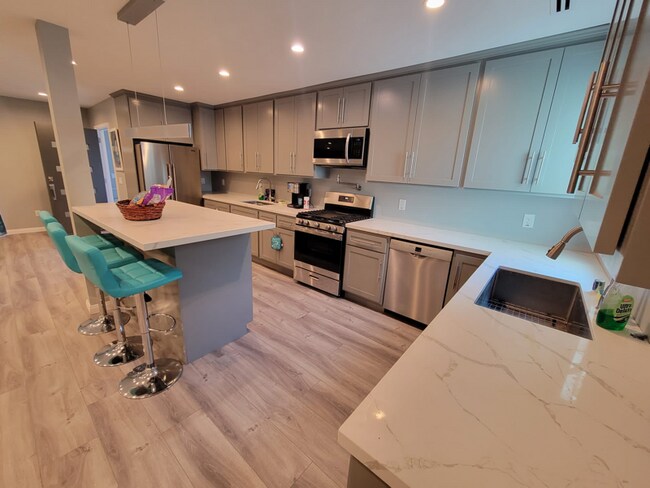 Building Photo - 1415 Stearns Dr