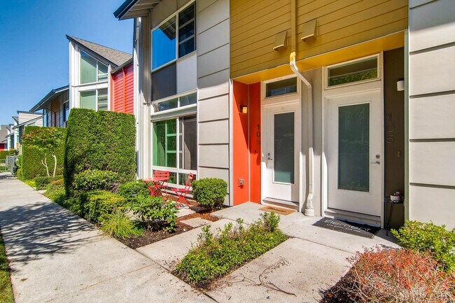 Building Photo - 2 Bedroom Loft Style Townhome Near Microsoft!