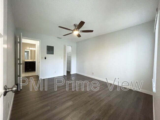Building Photo - 3410 Pinewalk Dr N