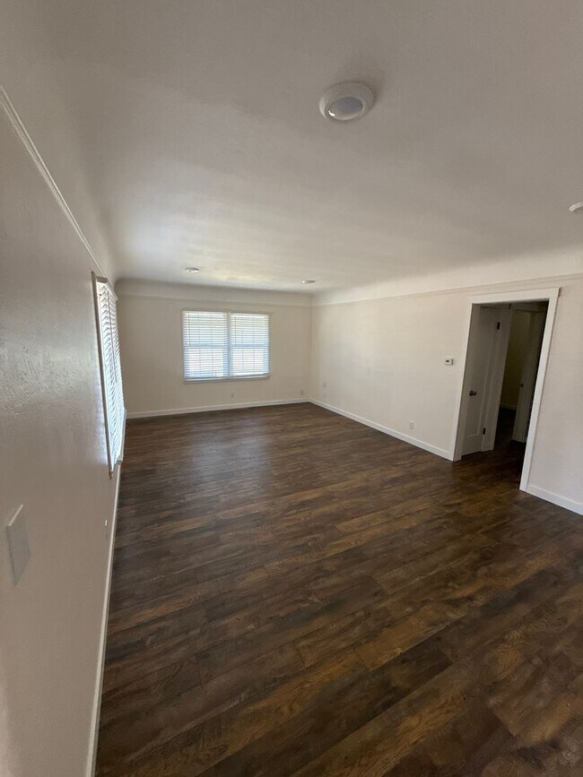 Building Photo - Updated 2bdrm 1 bath house  walking distan...