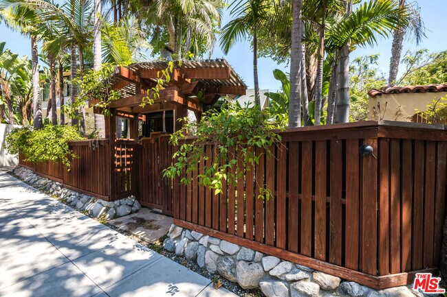 Building Photo - 454 E Rustic Rd