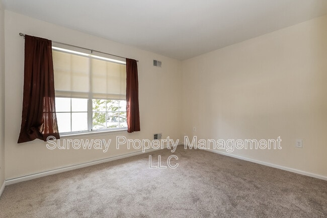 Building Photo - 1042 A Canterbury Dr