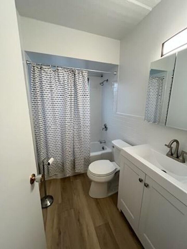 Building Photo - Elmhurst One Bedroom Apartment ~ Parking Included ~ Cats Welcome