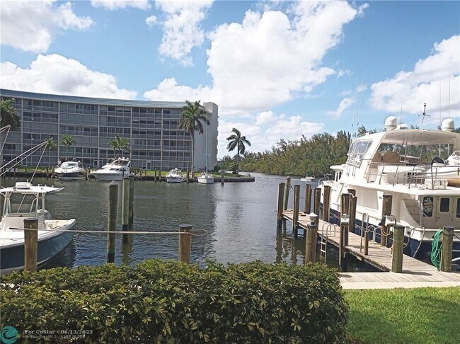 Building Photo - 1523 E Hillsboro Blvd